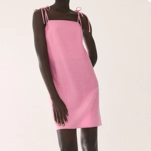 Rosa klänning - Slutsåld klänning från hm. Helt ny med prislapp kvar. (Pris kan diskuteras)