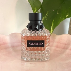 VALENTINO Born In Roma - Parfym från Valentino. Namn Born In Roma. Eau De Parfum. Helt oanvänd och har all produkt kvar i flaskan. Storlek 50ml. 💗(säljer då jag fick den i present men har en annan favorit doft)