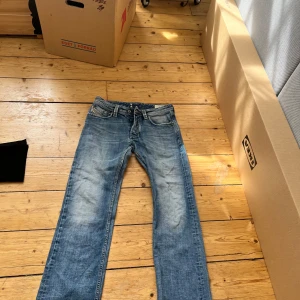 2000 jeans  - Jätte fina jeans passar till allt!  (Ps ni står för frakt) 