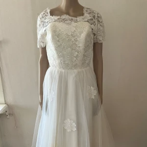 Bröllopsklänning bröllop klänning Retro vintage rockabilly 40-tal 50-tal 60-tal - Tyvärr är underkjolen ganska missfärgad, jag hade tänkt sy ett lager ovanpå för att dölja det men det har inte blivit av. I övrigt inget att anmärka på 
