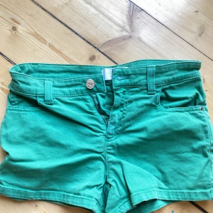 Gröna shorts från Gucci - Säljer ett par snygga gröna shorts från Gucci. De är i storlek S och har en dragkedja och knapp framtill. Shortsen har två fickor fram och två bak, och är i ett mjukt och bekvämt material. Perfekta för sommaren! 🌞