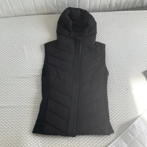 Zara väst  - Det finns inga defekter jag säljer den för att jag inte har använt den bara 2 veckor gammal och är i storlek s eller xs
