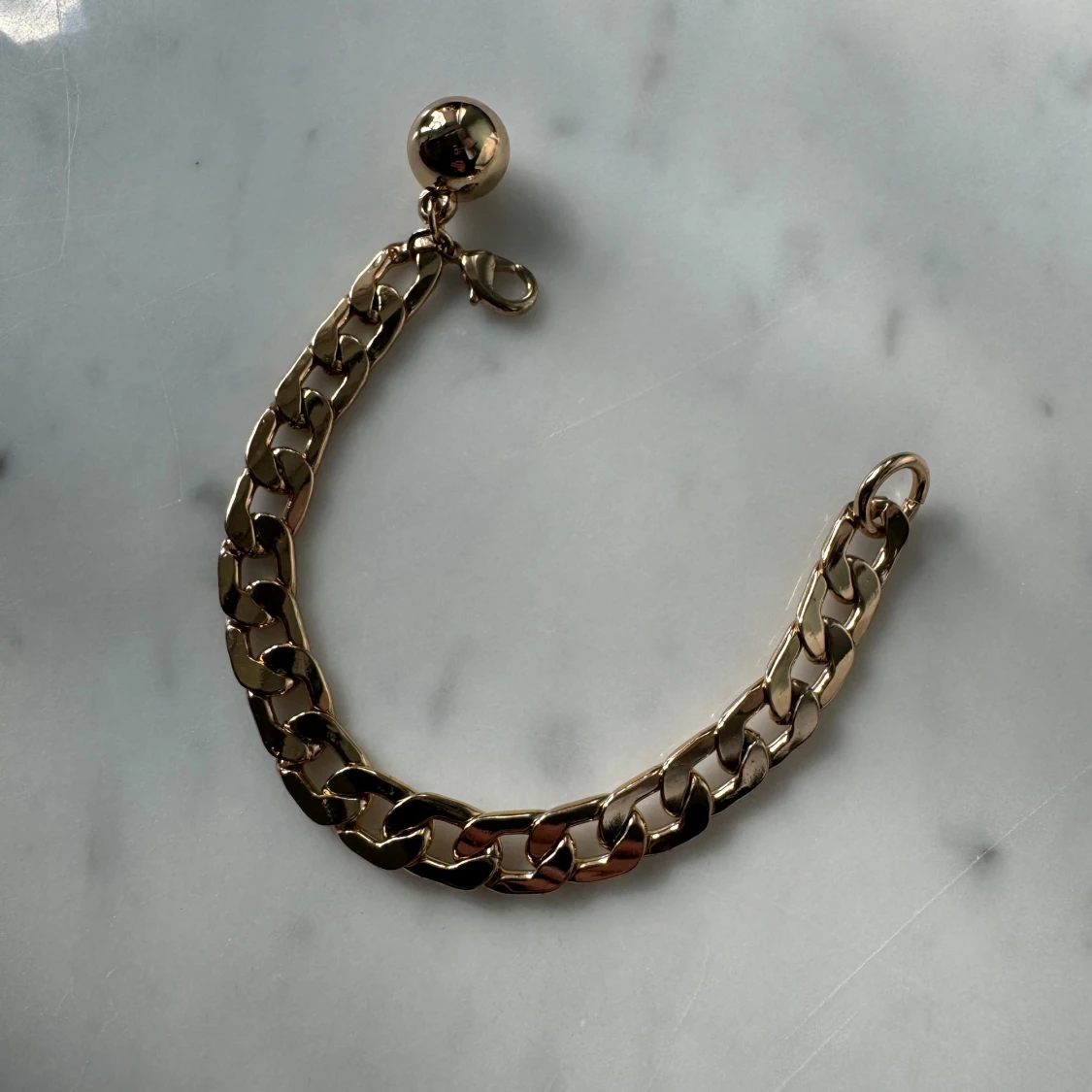 Armband Guldigt med kula