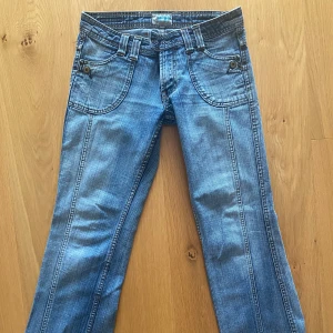 Svinsnygga lågmidjade jeans - Köptes på Tinlesell, säljes vidare då de var för stora och returtiden löpt ut. Inget att anmärka på förutom en liten blekning på baksida vänster lår.