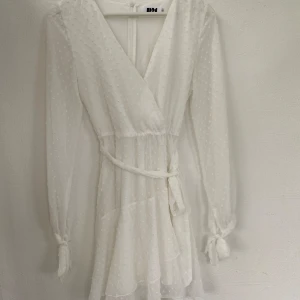 Vit klänning  - Fin klänning som använts till student. Från Dennis Magic och är som ny. Storlek S. Knyter i midjan. Har även en i M om det är intressant. Nypris 799 