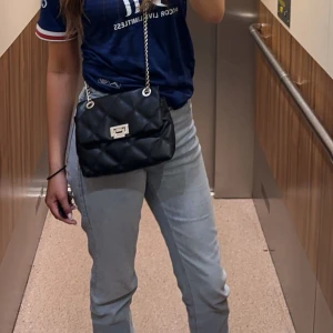 Jeans med slits - Säljer dessa snygga jeansen från Gina då dem blivit små flr mig nu, sitter fint vid midjan och har slits ner till. 