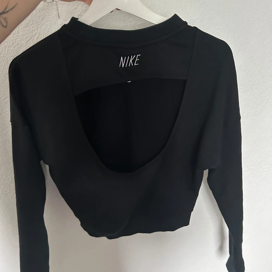 Svart croppad tröja från Nike - 90