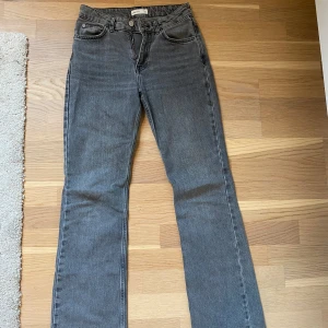 Gråa jeans från Gina ❤️ - Jag är 171 dom sitter bra i längden men i midjan så e dom försmå, dom e från Gina, gråa jeans, bootcut, använda få tal gånger🩷