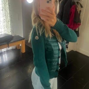 Grön stickad jacka från Moncler - Säljer en svinsnygg grön Moncler cardigan. Perfekt för både höst och vår! I nyskick men säljer pga att den inte kommer till användning. Köpt på vinted men tidigare köpt från Vestiaire collective, dvs garanterad äkthet. Hör av er för fler bilder!❤️‍🔥 (pris kan diskuteras)