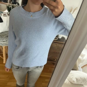Ljusblå stickad tröja - Ljusblå stickad tröja från vero Moda.  Den är i bra skick men lite nopprig som man kan se på bilderna😊
