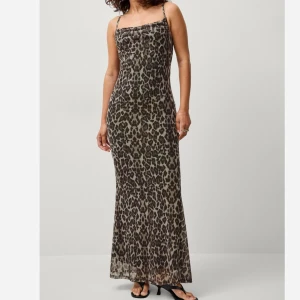 Leopard klänning - Använd 2-3 ggr. Går ner till fötterna och lite till på mig som är 165. Nypris är 500 och den är i nyskick. Finns fler bilder om så önskas!