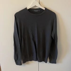Mörkgrå tröja från Dressmann - Fin mörkgrå tröja från Dressmann. Väldigt bra skick.
