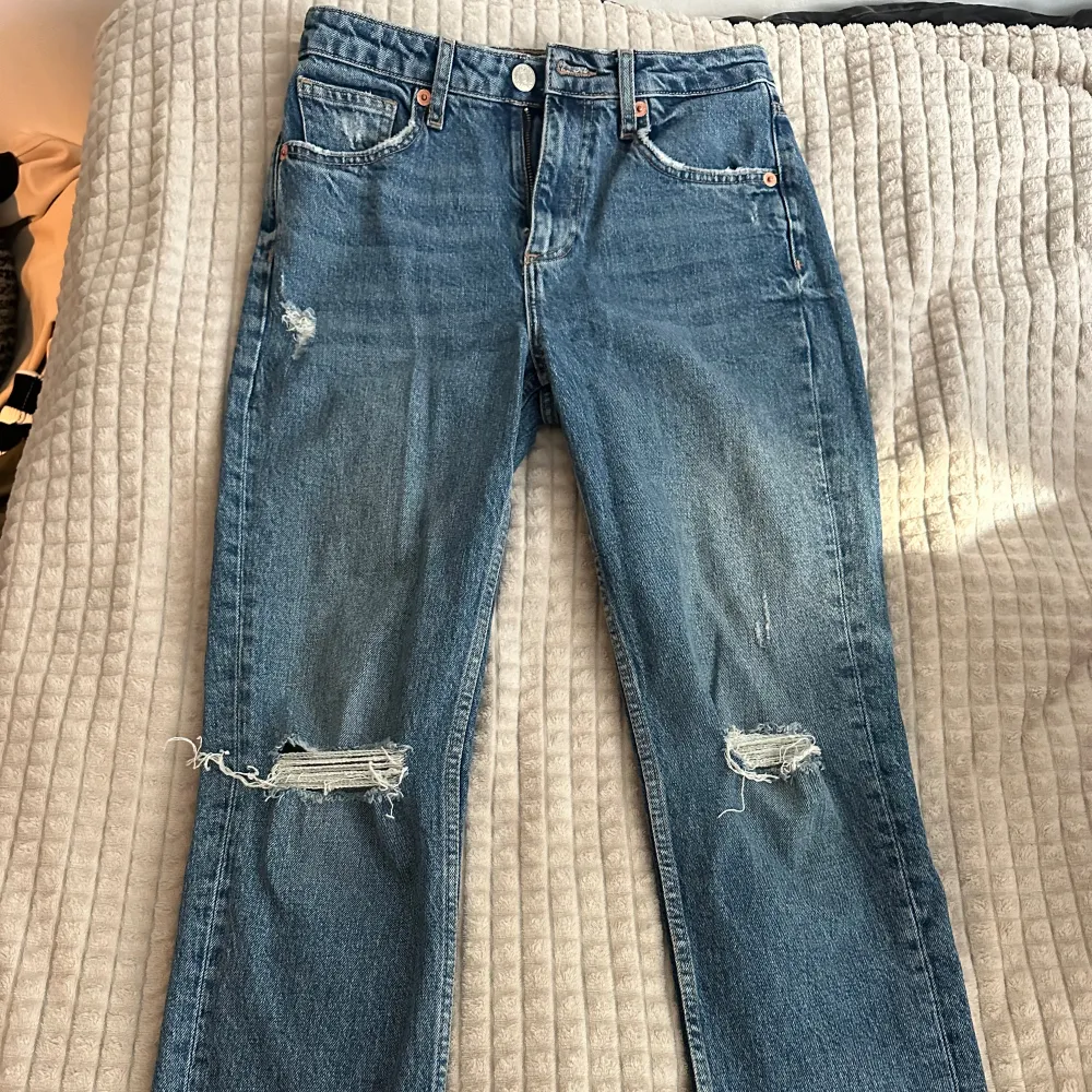 Jeans med slitningar vid knäna. Använd 1 gång.. Jeans & Byxor.