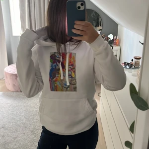 Hoodie med tryck - supersöt hoodie med tryck från The Cool Elephant!! Knappt använd, den är nytvättad också💕ge gärna prisförslag, den är köpt för ca 500kr
