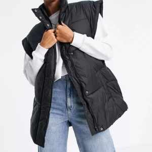 Oversized väst med skärp dam - Säljer min oversized väst från asos som är i storlek 32 men som även funkar på en 34/36 då den är stor i storleken (jag är en 34). Den har inga skador förutom på sista bilden där ens knappen har gått av på innerfickan.