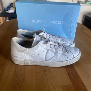 Philippe model skor - Tjena! Säljer nu dessa skitsnygga hel vita Philippe model skor i storlek 41(passar 42)🙌. De har använts men har fortfarande mycket liv kvar. För fler frågor eller bilder är det bara att skriva🤝
