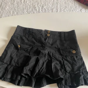 Lågmidjad kjol - Fin lågmidjad kjol som tyvärr inte kommit till användning. Tryck gärna på ” köp direkt ” om ni inte har några frågor eller funderingar annars är det bara och fråga💓