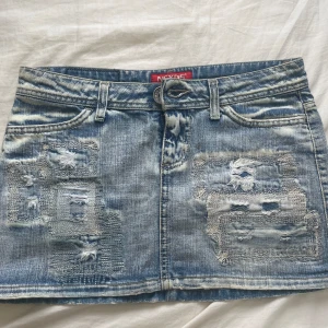 Lågmidjad jeans kjol  - Säljer denna Lågmidjade jeanskjolen köpt second hand, storlek 40 men skulle säga mer 36/38, midjemått 39cm, knappt använd inga defekter