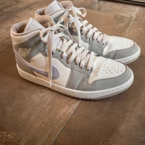 Air Jordan 1 - Air Jordan 1 Mid Wolf grey strl 40,5. Jättefint skick endast använda enstaka gånger. Nypris 3000kr. Mitt pris 1500kr