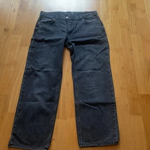 Svarta jeans från Ginatricot - Storleken L, lite sliten men syns inte när man har på sig den