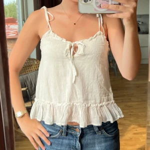 Vitt linne - Vitt linne från hm med en volang. 