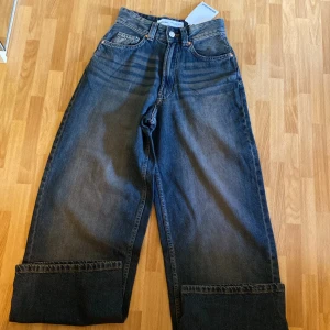 Bershka jeans - Ett helt nya bershka jeans i urtvättad blå färg  som var för små i storleken, om ni har frågor så är det bara skriva. Pris kan disluteras