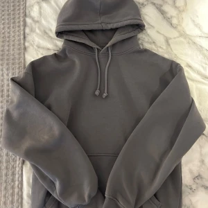 Grå hoodie - jättefin Hoodie från bikbok i storlek xs som tyvärr inte kommer till användning längre❤️ Bra skick! Skriv privat vid frågor eller fler bilder!