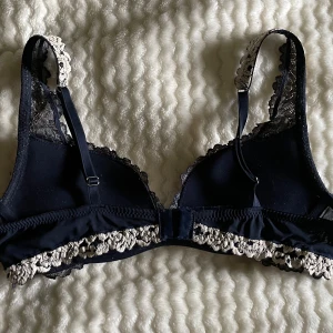 Marinblå Intimissimi bh stl 70B - Säljer denna superfina intimissimi bh i storlek 70B då den är för liten och inte kommer till användning längre. Den är köpt i april detta året och använd men fortfarande i superfint och bra skick.