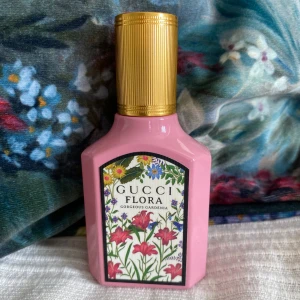 Parfym Gucci FLORA - Gucci FLORA  Underbar Gardenia Eau de Parfum Spray 30ml  Endast använd ett fåtal ggr. Minst 85% kvar. Kartong slängd. 