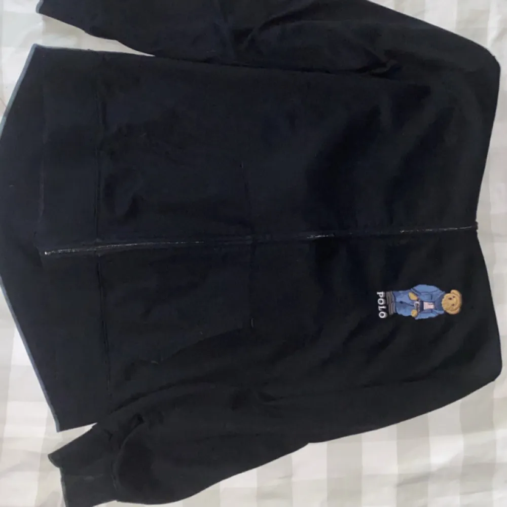 Hej Säljer denna Ralph lauren hoodie i svart (XL) med polo björnen på. Inge problem på den. . Hoodies.