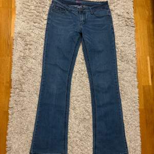 Jättesnygga bootcut low waist jeans!!💗 mått: midja 2x37 cm, höfter 2x47 cm, total längd 104 cm, längd från gren 81 cm, benvidd söm till söm 22 cm, stighöjd 20 cm!! Priset kan diskuteras!!💗💗