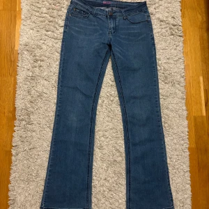 Low waist bootcut jeans!! - Jättesnygga bootcut low waist jeans!!💗 mått: midja 2x37 cm, höfter 2x47 cm, total längd 104 cm, längd från gren 81 cm, benvidd söm till söm 22 cm, stighöjd 20 cm!! Priset kan diskuteras!!💗💗