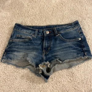 Snygga lågmidjade jeansshorts  - Ett par super snygga lågmidjade jeansshorts från h&m💗