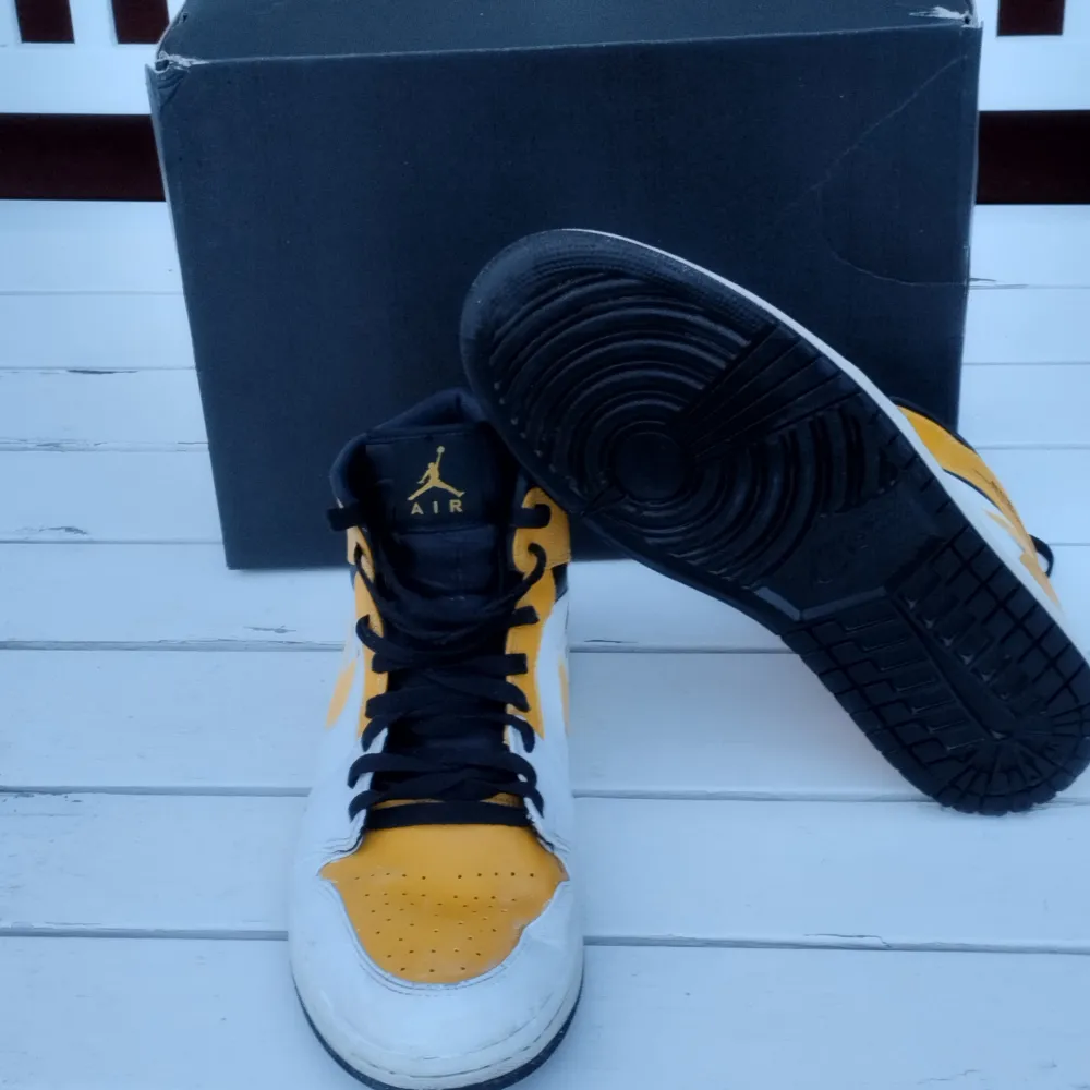 Säljer ett par Air Jordan 1 Mid i färgerna gul, svart och vit. Skorna är i gott skick och kommer med originalboxen.   Strl: EUR 45  Skriv gärna vid frågor :). Skor.