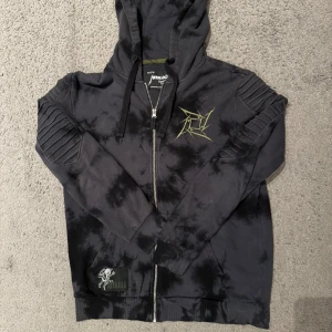 Metallica EMP Signature Collection Zip Hoodie - Metallica EMP Signature Collection Zip Hoodie!⚡️ Årtal: 2020 (Säljs ej längre) Märke: EMP Signature Collection (Dyrare Collection) Size: Small Pris: 389kr Köparen står för eventuell frakt! /KB