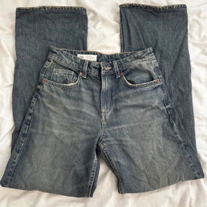 zara jeans - superfina zara jeans som aldrig kommer till användning !  midjemått tvärs över: 35cm midje”höjd” 25cm innerbensläng: 75cm