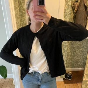 Svart kofta - Säljer en svart kofta i storlek S.  Den är perfekt för höst och vinter, och har en normal passform. Liknar Djerf Avenues kofta! Den har en enkel design med en knapp framtill. Perfekt att ha över en t-shirt eller blus för en avslappnad look. nypris: 399 kr och finns inte att köpa längre!