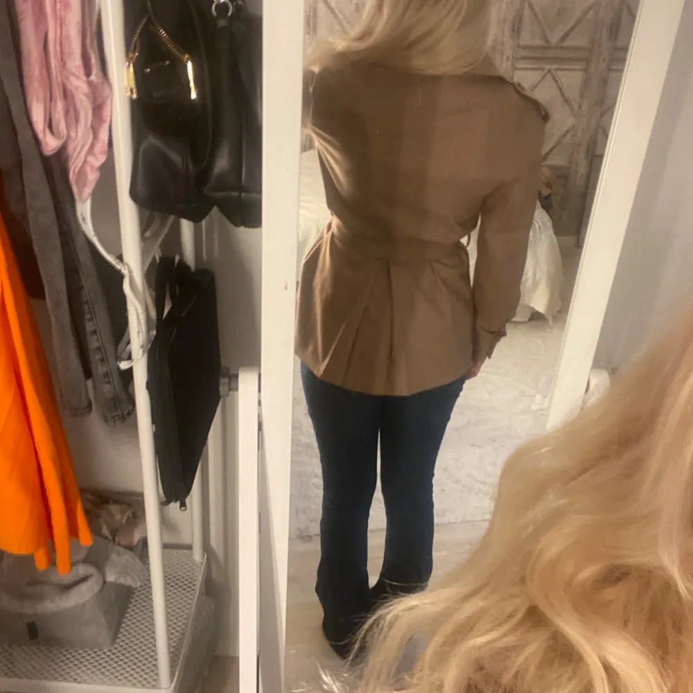 Brun/beige kappa från H&M, i fint skick, säljer pågrund av att den inte kommer till användning . Jackor.