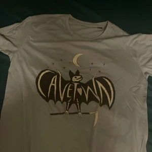 Cavetown T-shirt - Aldrig använd men köpt för 2 år sen. Nytt skick och väldigt skönt material! Köpt för ca 350kr