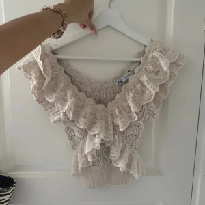 beige topp - säljer den populära zara tröjan, den kommer inte till användning och är ALDRIG använd!💗💗därav priset🩷