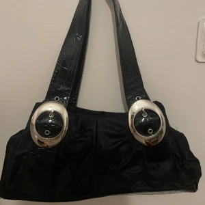 Axelväska - Jättefin axelväska med coola buckles!