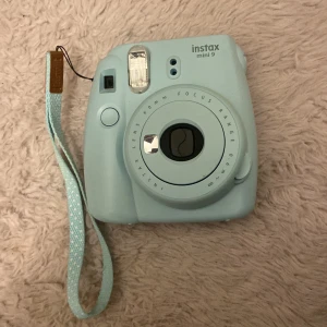 Instax mini 9 - Säljer min instax mini 9 kamera. Den är sparsamt används och i fint skick. Den har inga bilder i sig💞 nypris: ca 1000kr Mintblå färg 