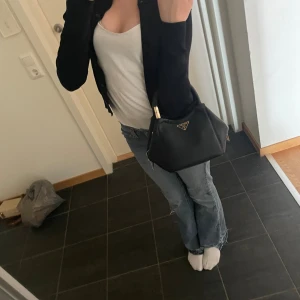Design väska  - Jätte snygg väska, den är i nyskick och man får plats med sin mobil och andra saker den har även 2 fack i sig💕 den är i bra material och stadig, scarfen går att ta av oxå ❤️