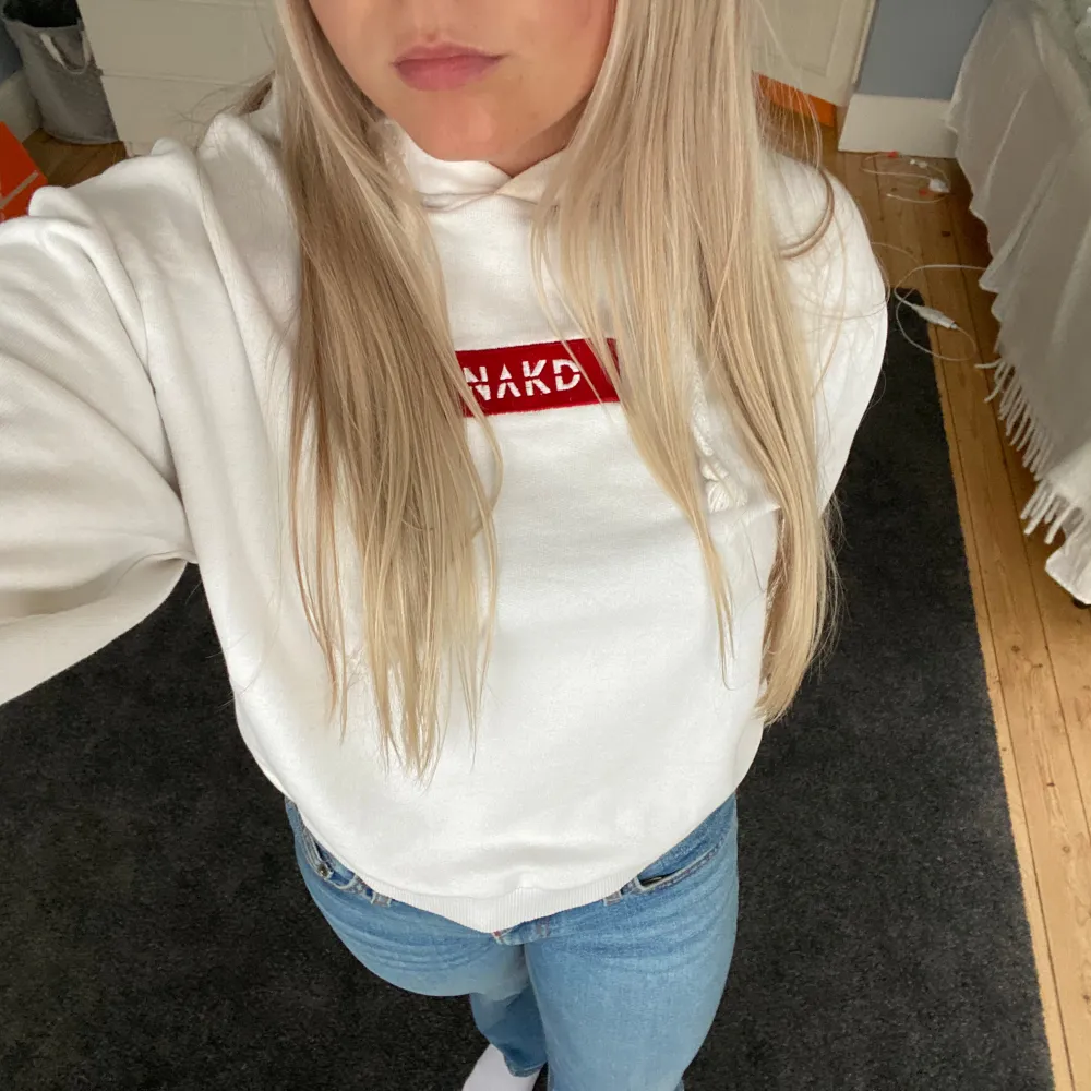 En vit hooodie från NA-KD. Hoodies.