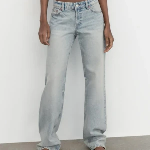 lågmidjade jeans - grå-blå jeans från zara, lågmidjade. knappt använda. köpta i våras❤️ skriv vid funderingar 