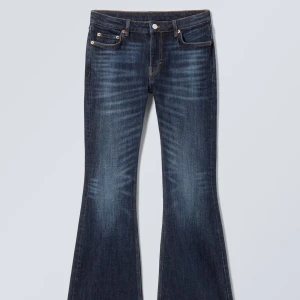 Flare jeans - Säljer dessa flare jeans från hm eftersom att dem var för stora för mig, skriv för mer bilder eller mått💗