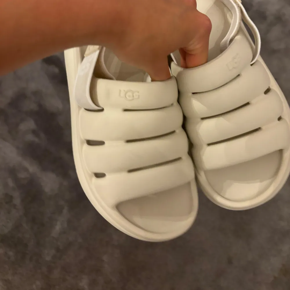 Säljer dessa uggtofflor som är helt oanvända🙂storlek 38☺️☺️. Kengät.