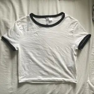 Fin och enkel croptop från H&M i bra skick! 🤍 väldigt skön strechig material 