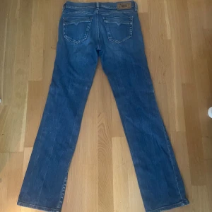 Lågmidjade jeans - Lågmidjade jeans från diesel! Bra skick, köpta här på Plick. Säljer då de inte passar mig💕 W26 L30. Passar storlek S/Xs❤️ köpta för 500kr