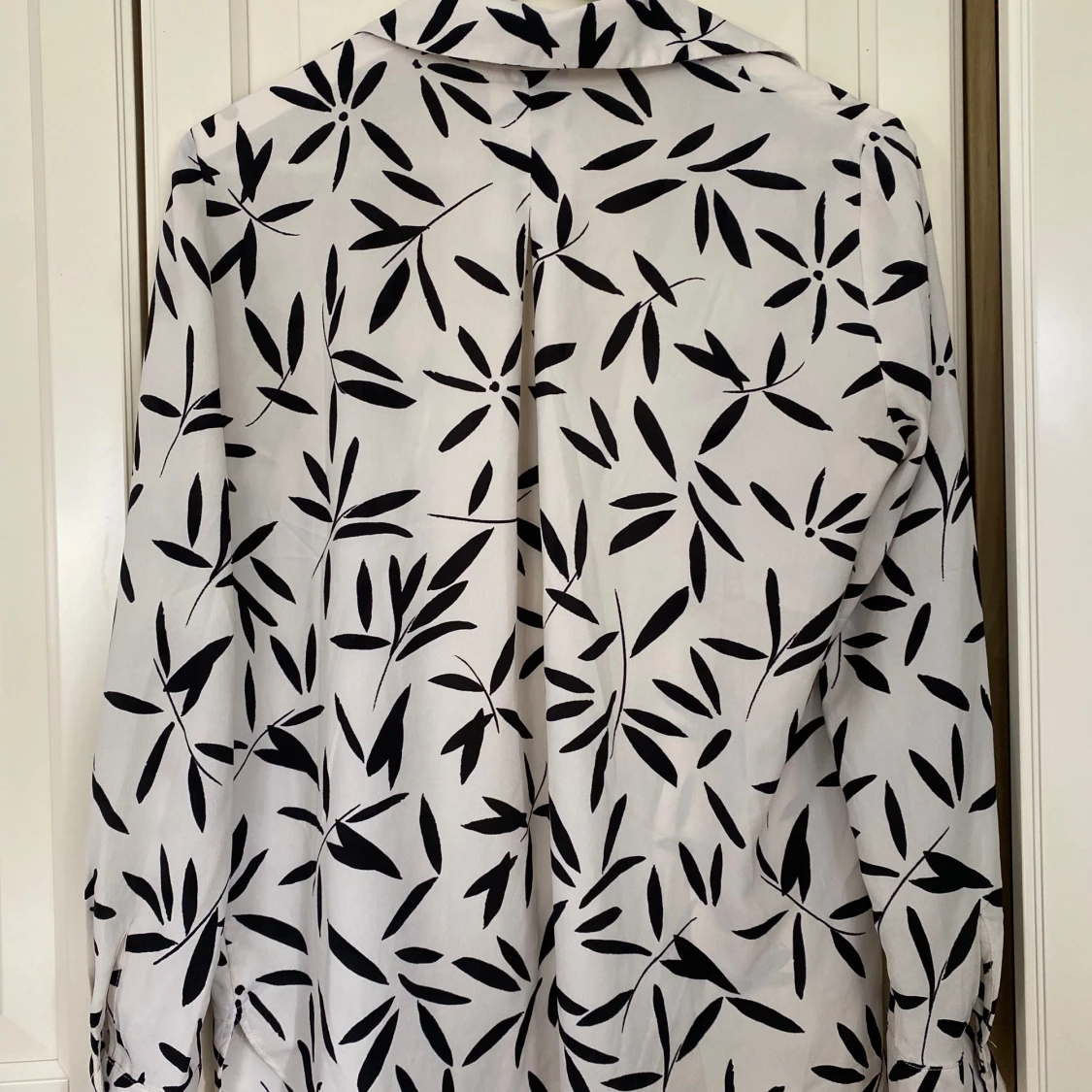 Vit blus med svart blommönster från MNG - 90